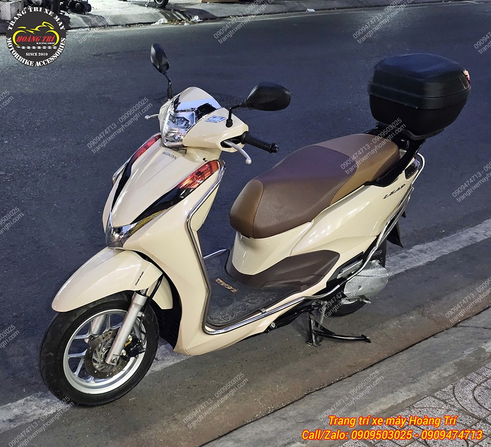 Toàn cảnh Lead với dàn áo chính hãng Honda màu kem, mang đến vẻ ngoài sang trọng