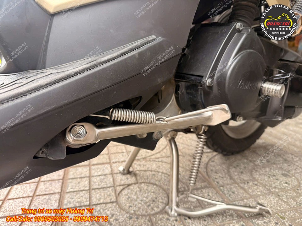Chân chống nghiêng inox được lắp đặt hoàn thiện kết hợp cùng chân chống đứng inox