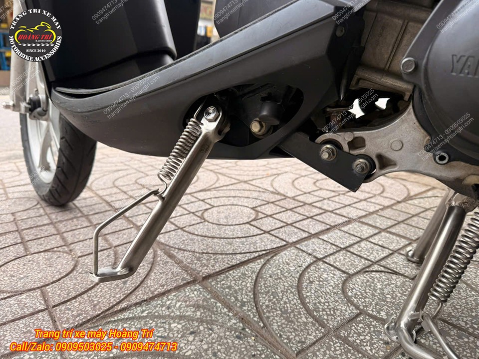 Chân chống nghiêng inox được bật ra - Chất liệu chắc chắn đồng bộ với chân chống đứng