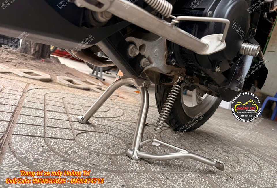 Cận cảnh chân chống đứng inox Luvias sau hoàn thiện, bề mặt sáng và kiểu dáng chắc chắn