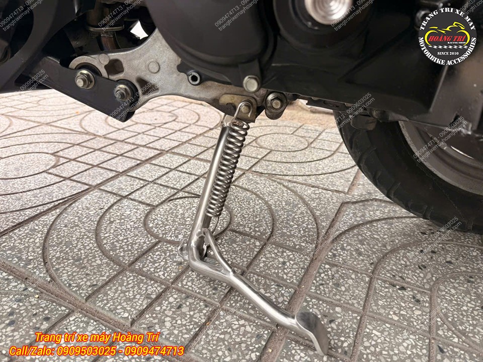 Chân chống đứng inox được thiết kế đòn bẩy nên dễ dàng dựng đứng xe