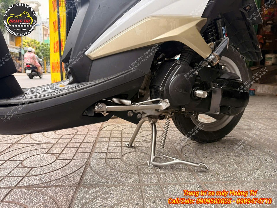 Góc tổng thể cho thấy bộ chân chống inox hoàn thiện, nổi bật bên dưới gầm xe Luvias