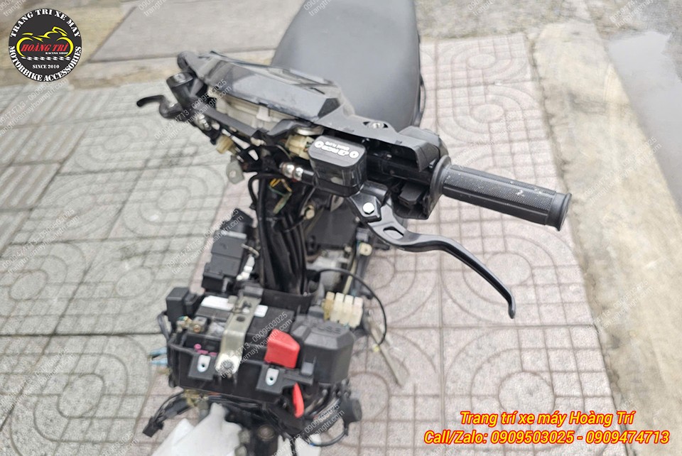 Tay thắng Racing Boy bình dầu liền đã được lắp lên tay lái trái của Luvias