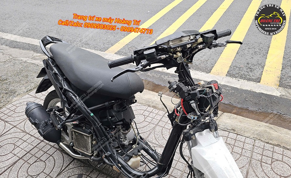 Tay lái phải Luvias cũng được nâng cấp tay thắng Racing Boy, đồng bộ với bên trái