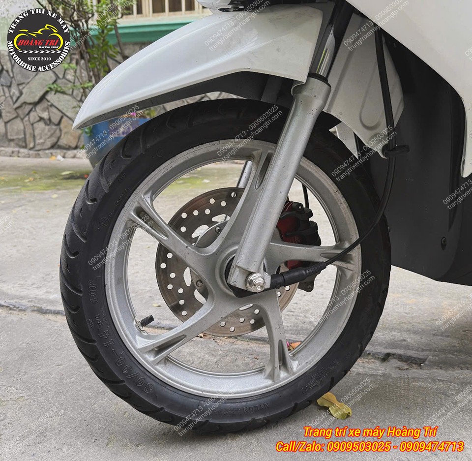 Bánh trước Luvias trang bị đĩa SH, giúp tổng thể dàn chân trông cứng cáp hơn