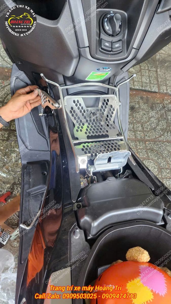 Kỹ thuật đang lắp đặt hoàn thiện mẫu baga giữa NMAX 155 mẫu HT