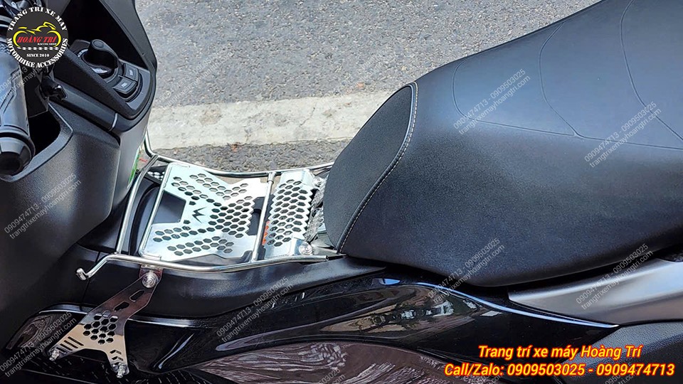 Đổ xăng không lo bị cạ cấn với baga giữa NMAX 155 với góc mở rộng rãi, thoải mái