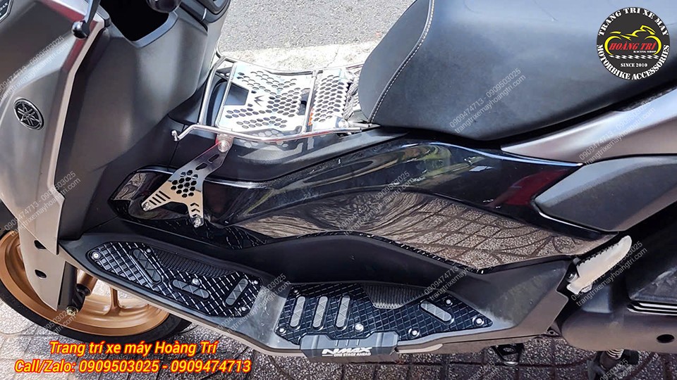 Baga giữa mẫu HT kết hợp hài hòa cùng dàn để chân, tăng tiện ích cho NMAX 155
