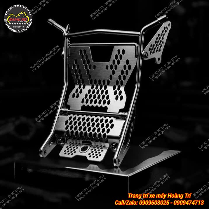 Baga giữa Yamaha NMAX 155 thiết kế inox sáng bóng, nhiều lỗ tạo nên họa tiết độc đáo