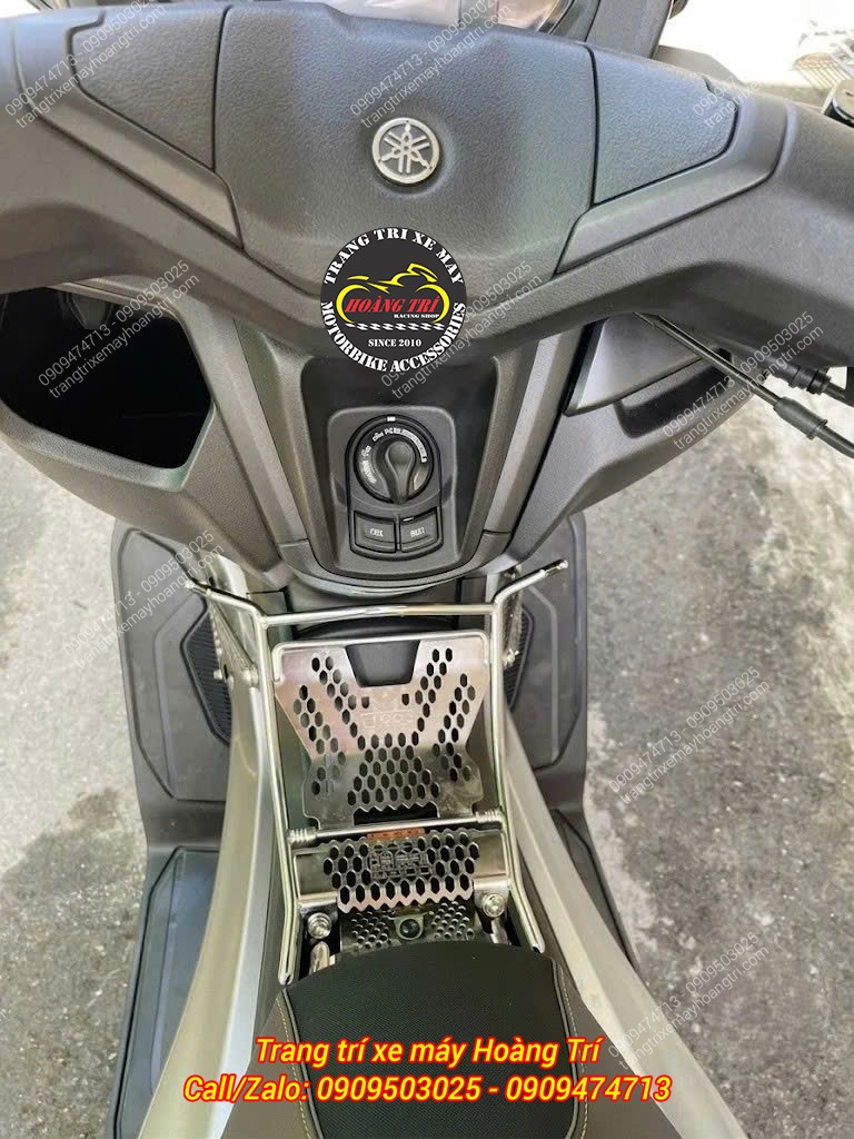 Baga giữa inox NMAX 155 tại khu vực lắp đặt baga giữa xe NMAX, bổ sung vị trí chở đồ tiện lợi