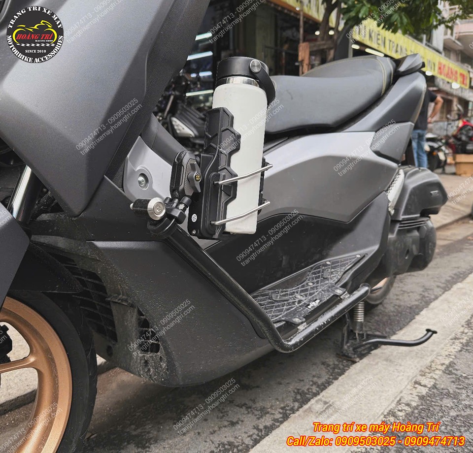 Anh khách trang bị chống đổ kèm lót chân nhôm CNC cùng phụ kiện giá đỡ bình nước trên NMAX 155