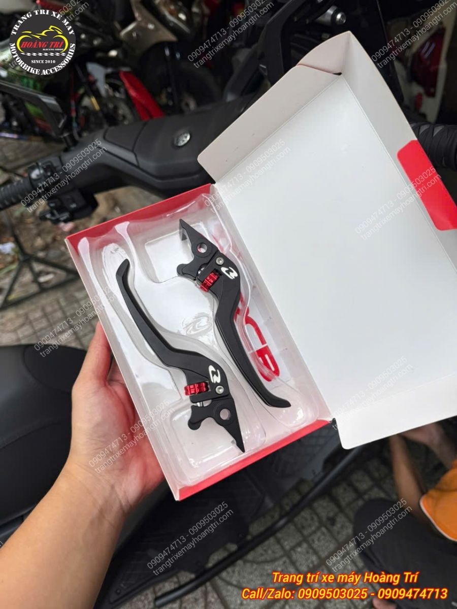 Trên tay cặp tay thắng RCB E2 chuẩn bị lắp cho xe Yamaha NMAX 155 với núm tăng chỉnh màu đỏ