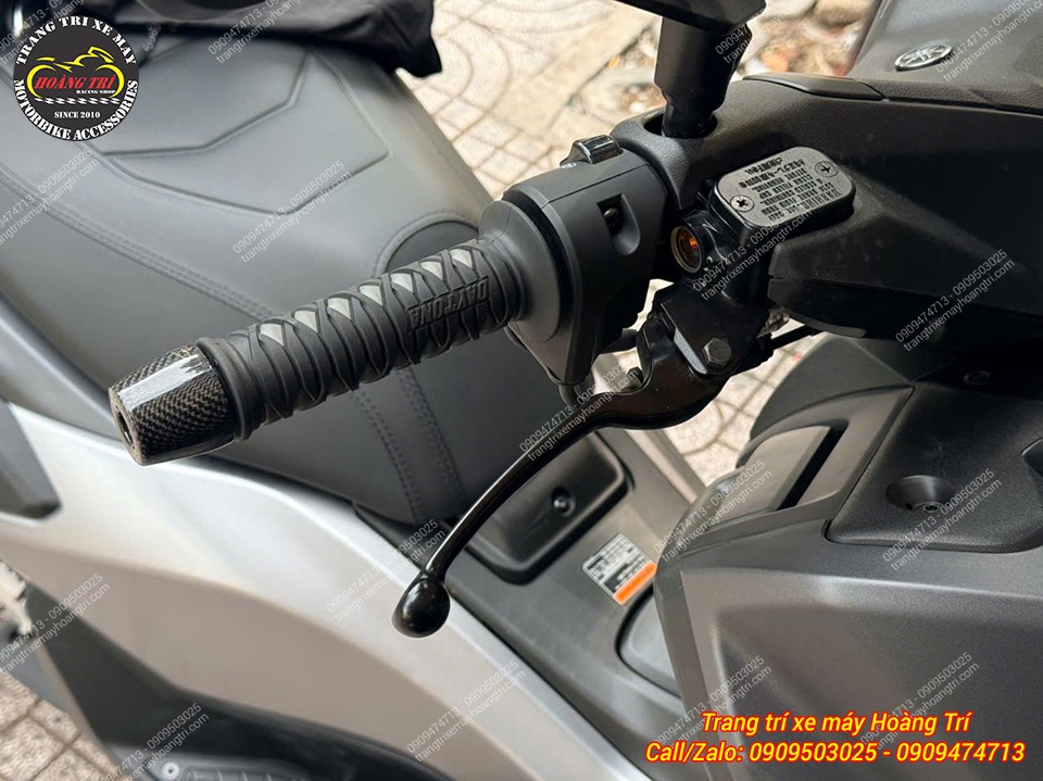 Tay thắng zin NMAX 155 trước nâng cấp, xe đã trang bị bao tay Daytona và gù carbon