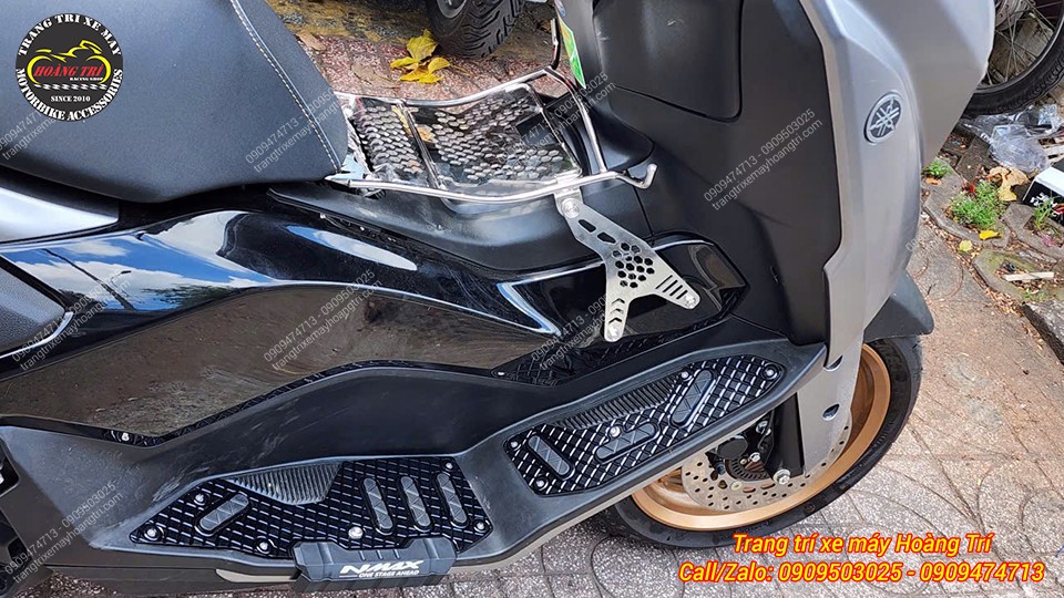 Anh khách kết hợp cùng baga giữa mang đến combo phụ kiện tiện ích cho xe