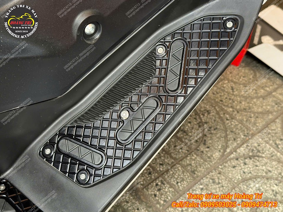 Cận cảnh thảm nhôm CNC phía trước NMAX 155, bề mặt gia công tạo điểm nhấn cứng cáp