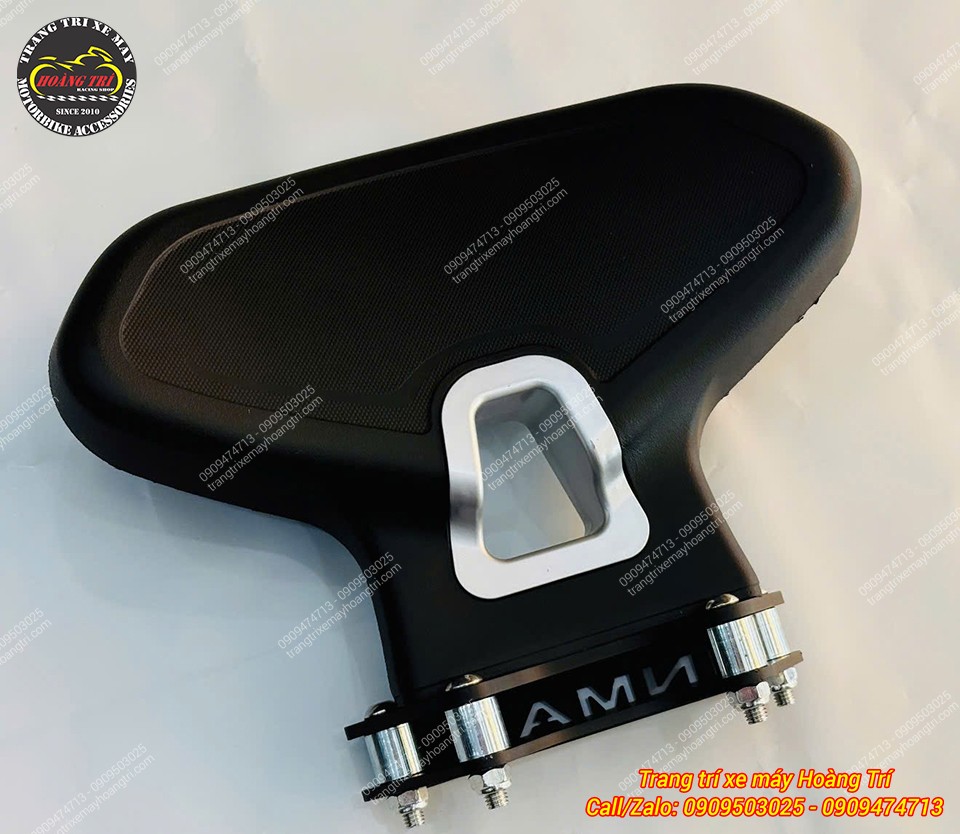 Toàn cảnh tựa lưng Yamaha NMAX với phần tựa lưng lớn, tạo điểm tựa thoải mái cho người sau