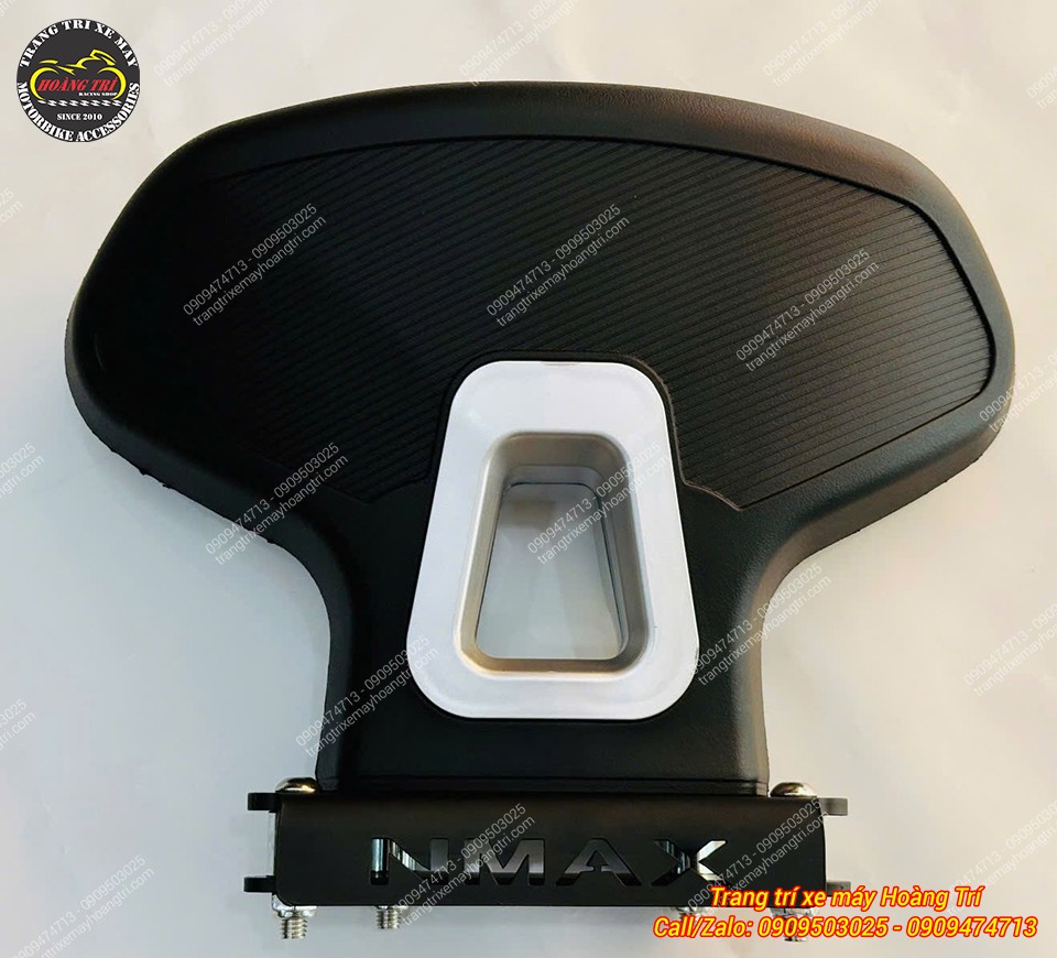 Mặt phía sau của tựa lưng NMAX thiết tên dòng xe NMAX tại vị trí bên dưới tựa lưng