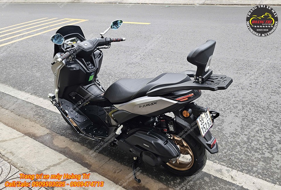 Góc sau Yamaha NMAX cho thấy tựa lưng dựng cao, hài hòa cùng baga đuôi xe
