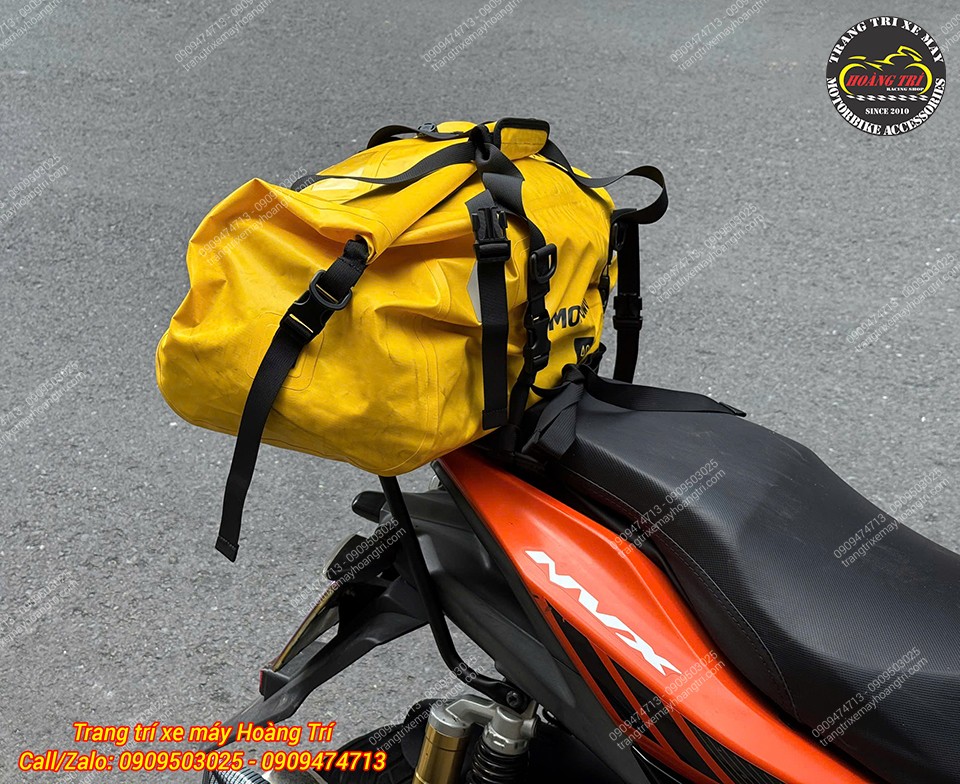 Túi hành lý kích thước lớn của anh khách đã được cố định trên baga Monorack NVX V1