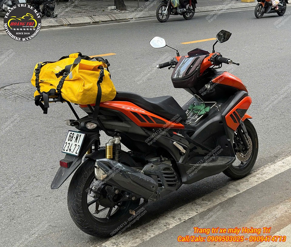 Chỉ với vài dây đai chắc chắn đã có thể cố định ngay túi treo đồ, tiện lợi cho di chuyển