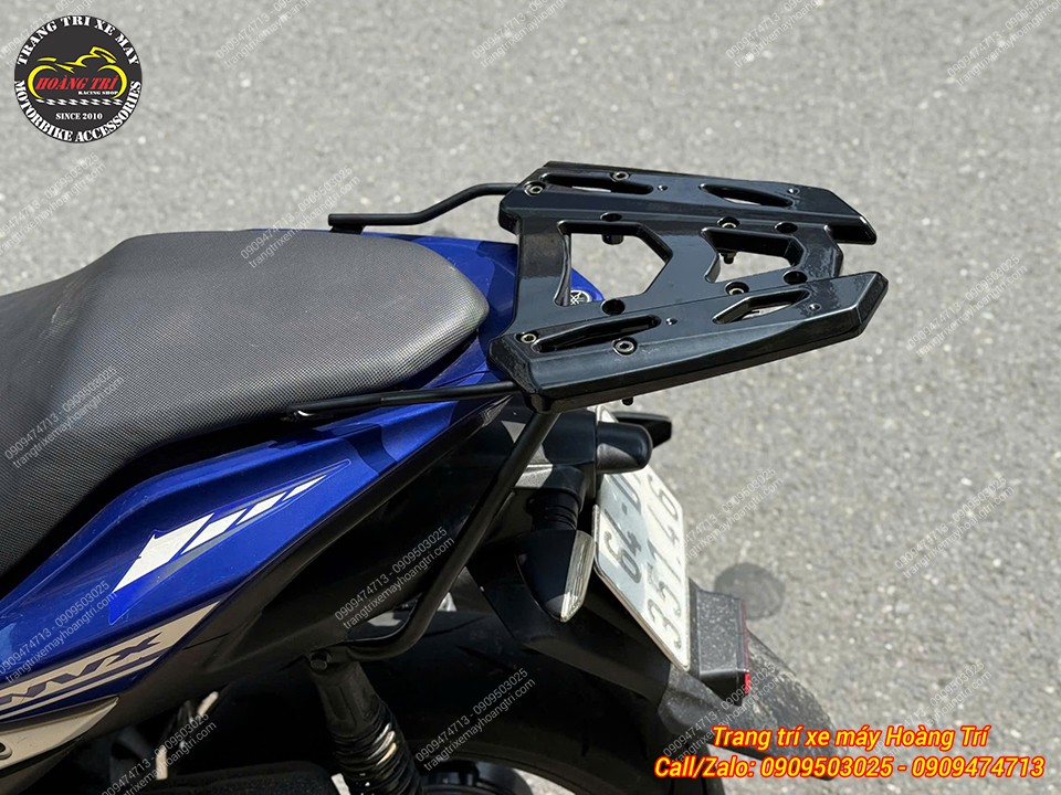 Baga sau Monorack màu đen được lắp chắc chắn phía sau, tăng tiện ích cho NVX V1