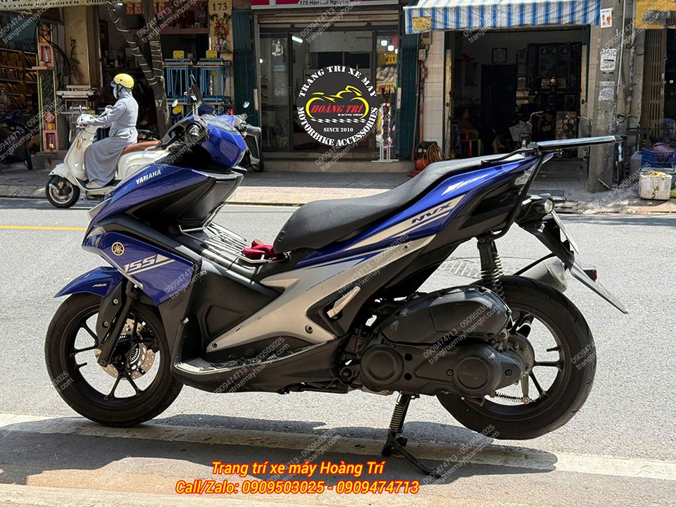 Toàn cảnh Yamaha NVX V1 sau khi lắp baga Monorack, giữ tổng thể xe gọn gàng, thể thao
