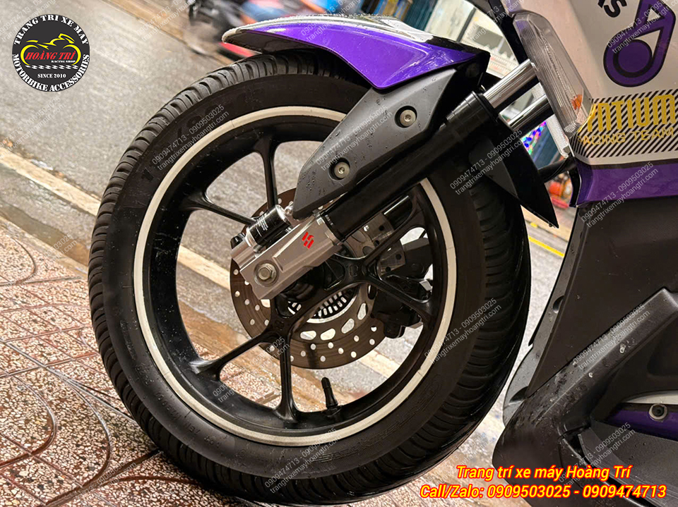 Phuộc Kingham bạc đen phối hài hòa với mâm xe và hệ thống phanh Yamaha NVX