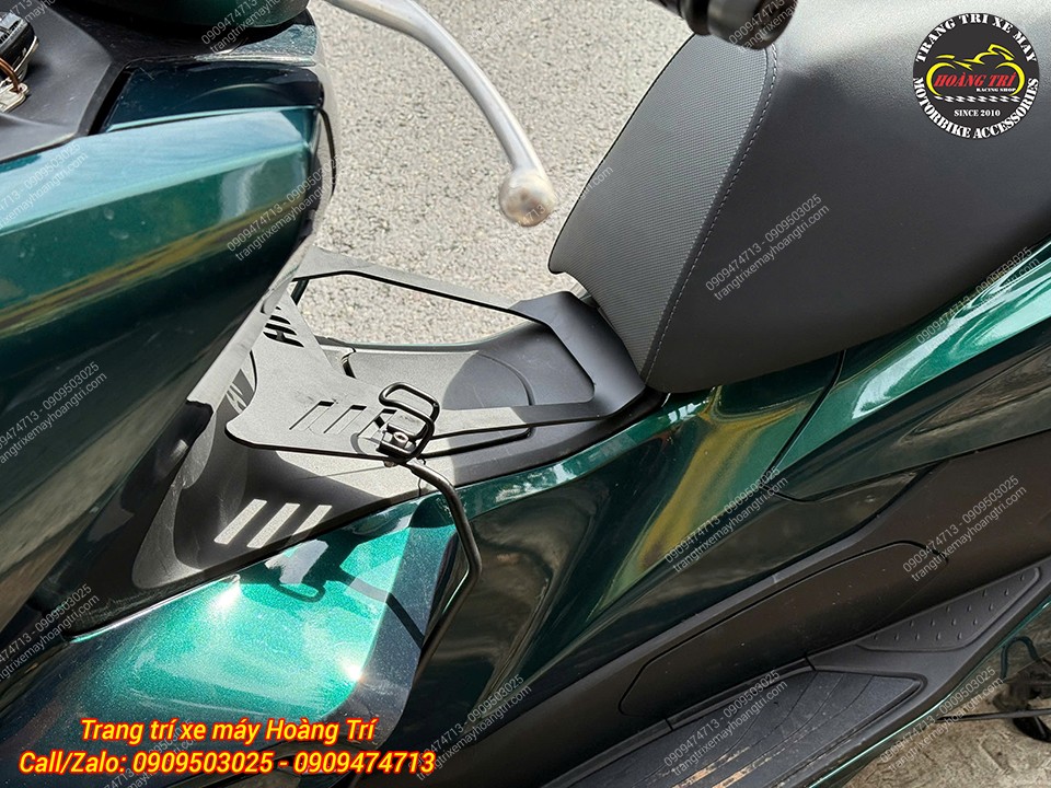 Anh khách trang bị thêm bộ đôi móc chữ U giúp tăng tiện ích treo móc đồ
