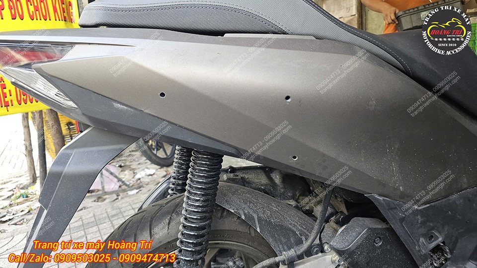Dàn áo bên hông PCX 160 được khoan vị trí cần thiết để cố định bộ thùng