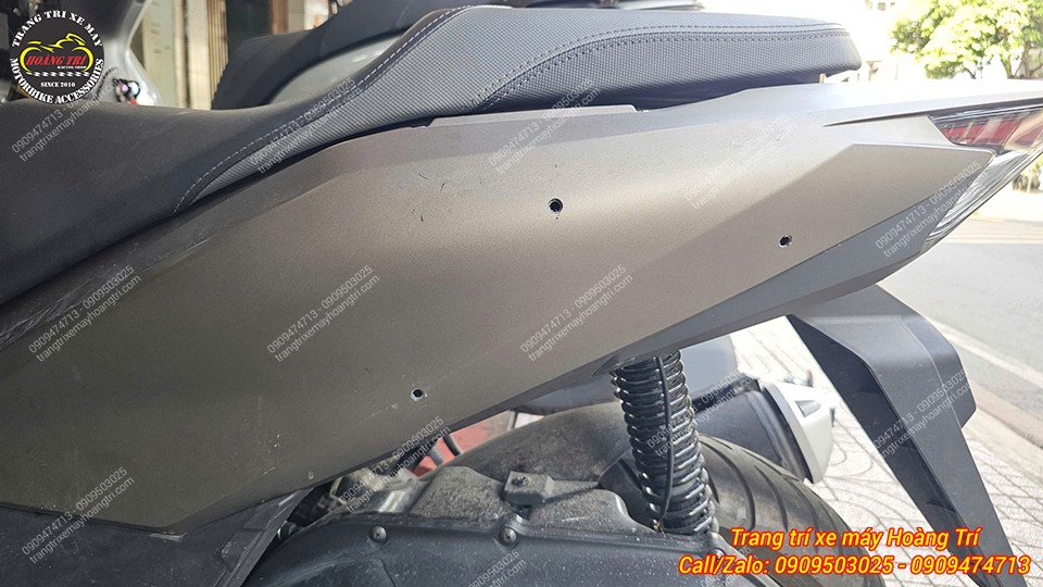 Phía hông đối diện PCX 160 cũng được xử lý các điểm bắt để lắp thùng chắc chắn