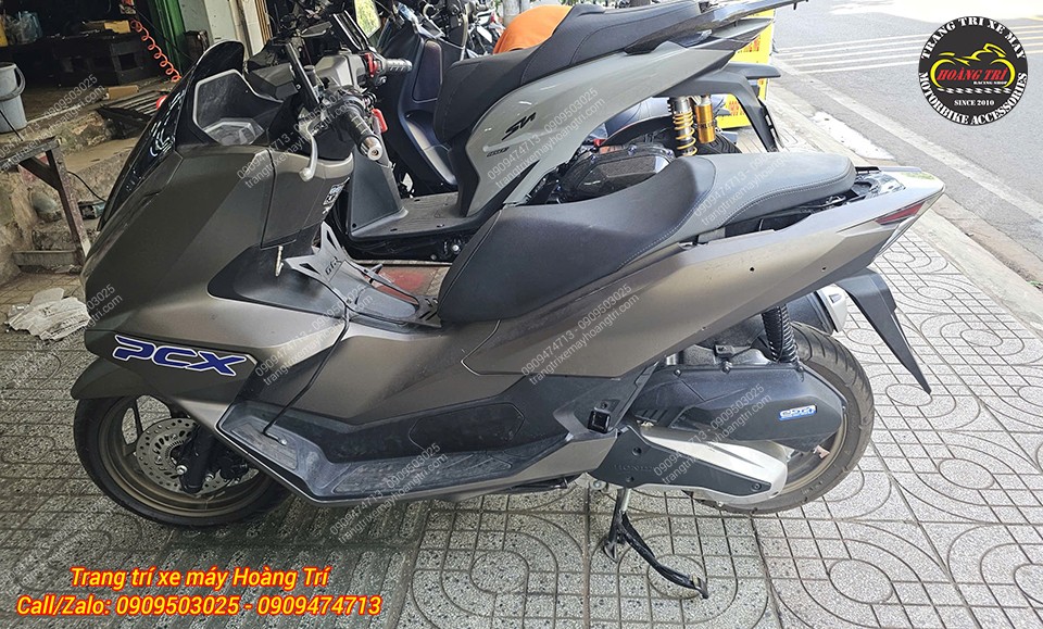 Nhìn tổng thể các lỗ được khoan tỉ mỉ, nhỏ, giúp việc lắp đặt thùng hông nhanh chóng