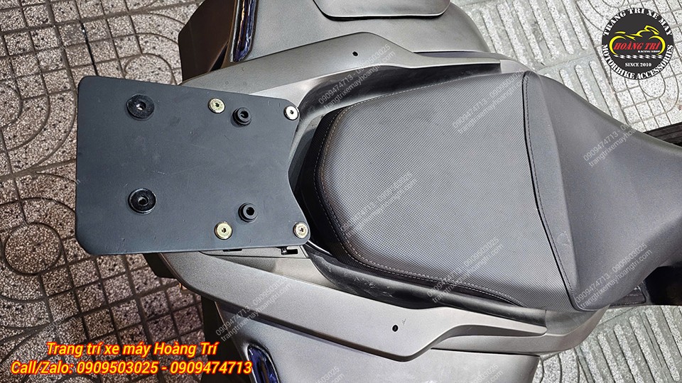 Cận cảnh pát thùng sau PCX 160 được bố trí chắc chắn ngay phía sau yên xe