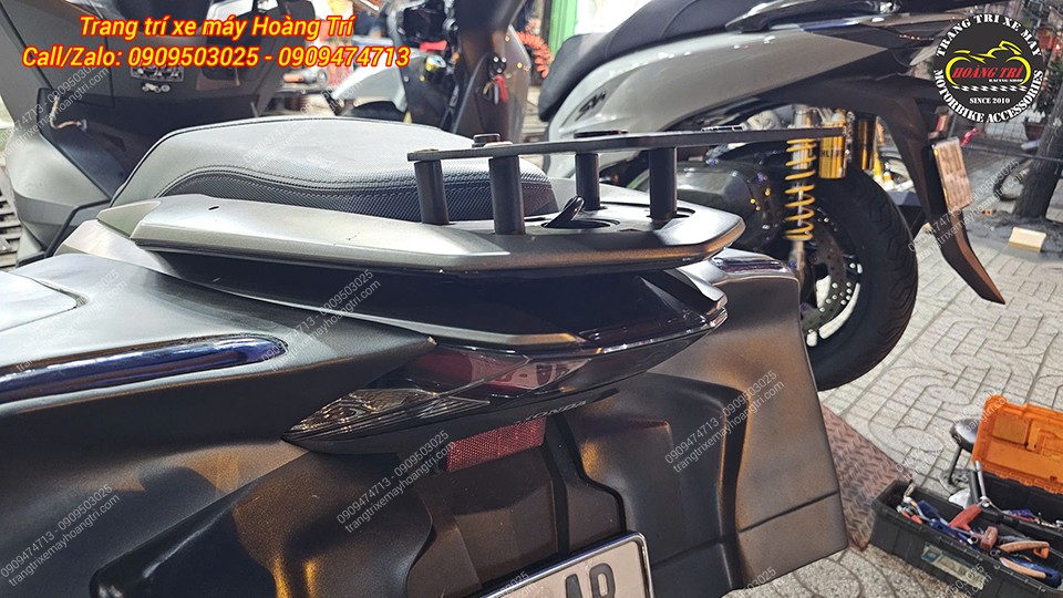 Cặp thùng hông đã lên PCX 160, thiết kế ôm sát thân xe và có khóa riêng