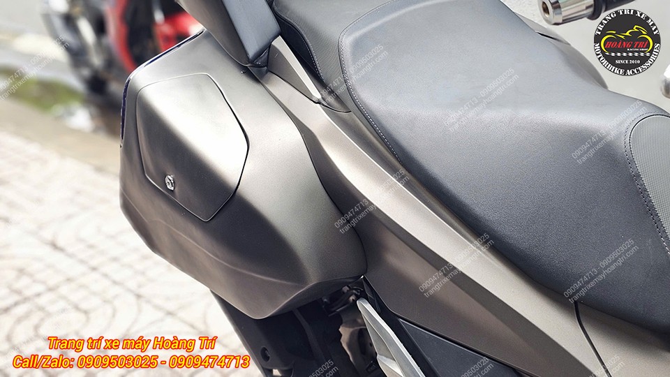 Cận cảnh thùng hông PCX 160 nhập Indonesia lắp ôm thân xe, đồng bộ màu sắc tạo vẻ liền lạc