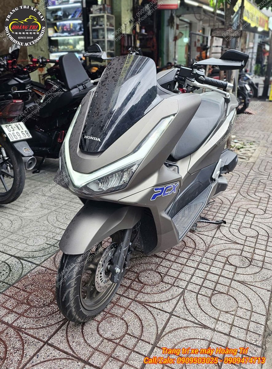 Góc nghiêng phía trước PCX 160 cho thấy tổng thể xe trước khi trang bị bộ thùng
