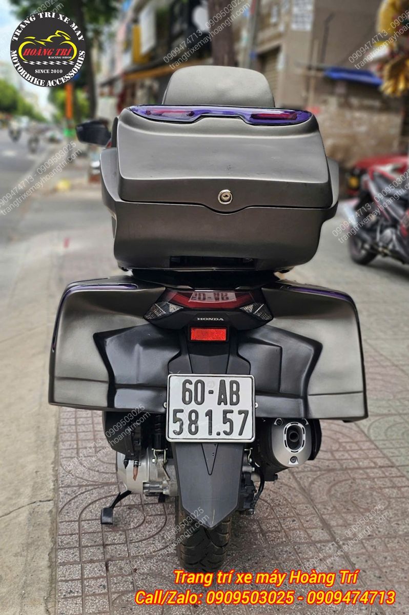 Góc sau cho thấy trọn bộ thùng PCX 160 gồm thùng giữa và hai thùng hông cân đối