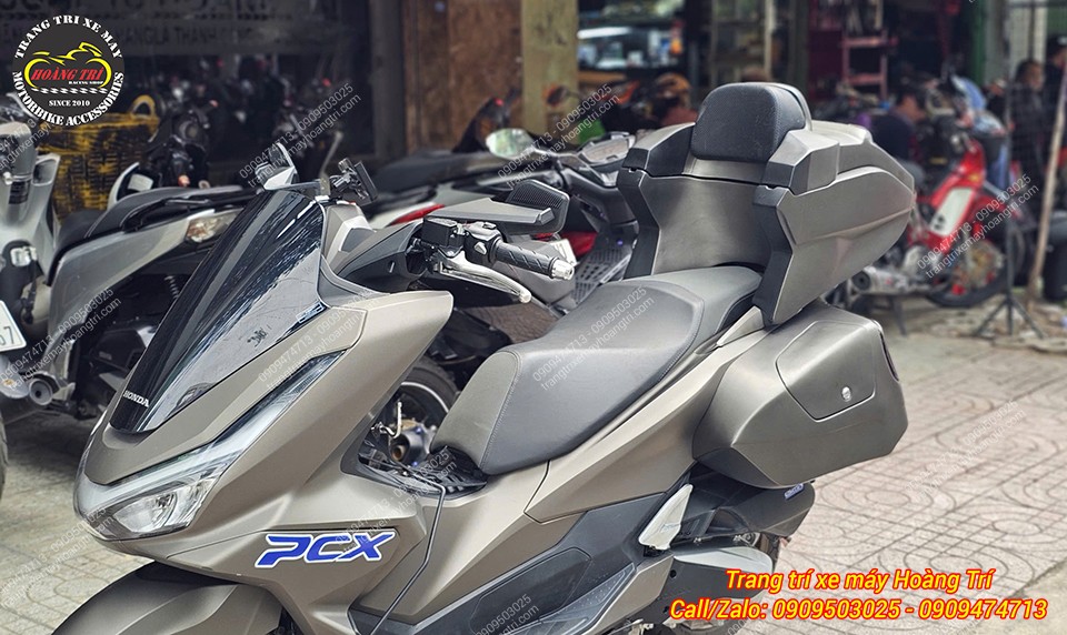 Bộ thùng PCX 160 thiết kế đồng bộ màu xe, tạo tổng thể hầm hố khi nhìn từ bên trái