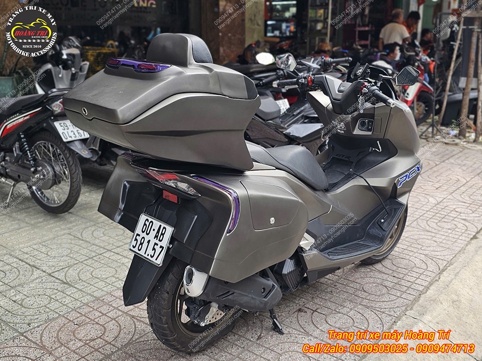 Nhìn từ phía sau, ba thùng tạo dáng touring rõ nét và tăng tiện ích cho PCX 160