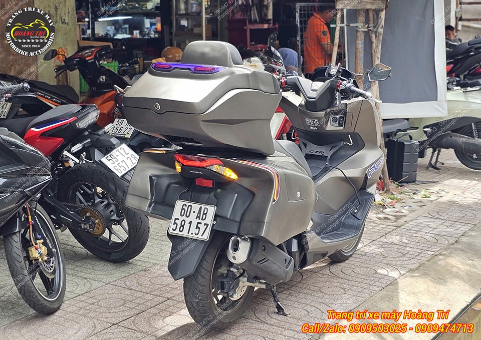 Thùng sau còn được tích hợp đèn giúp tạo điểm nhấn hơn khi đi vào ban đêm