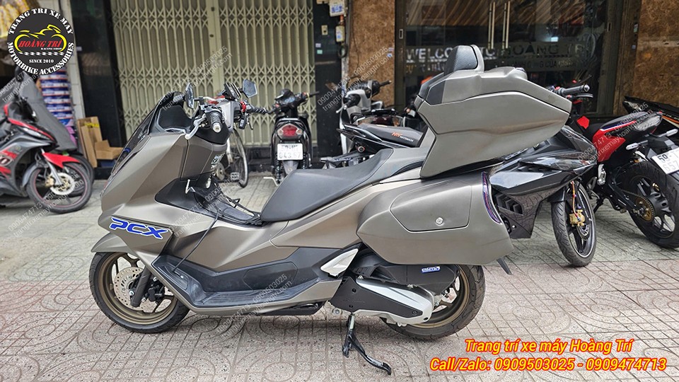Góc ngang thể hiện kích thước bộ thùng cân đối với thân PCX 160, không phá dáng tổng thể