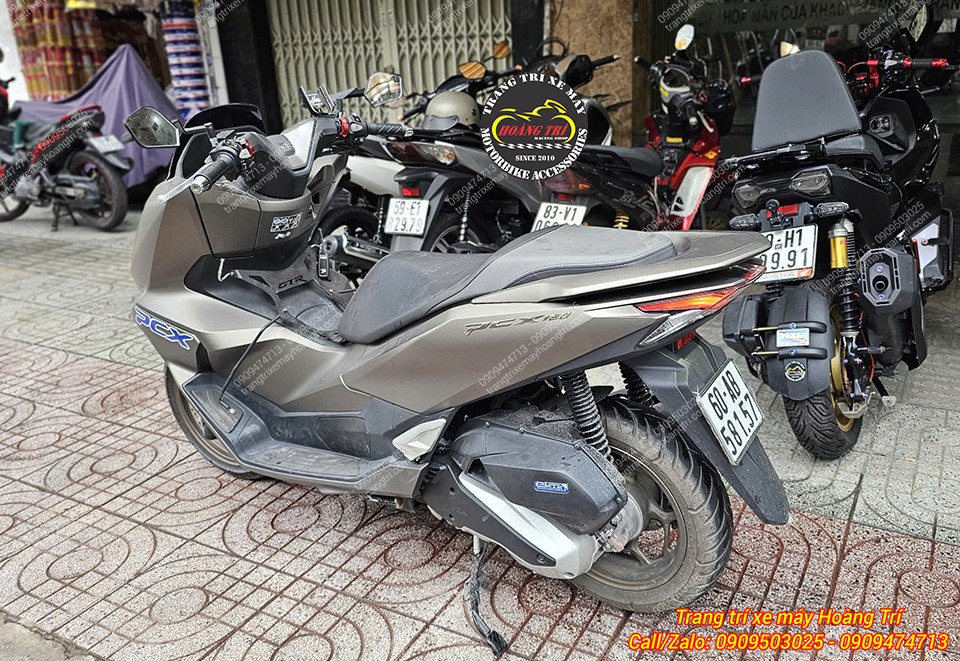 Phần đuôi PCX 160 nguyên bản được lưu lại để so sánh ngoại hình khi thay thùng