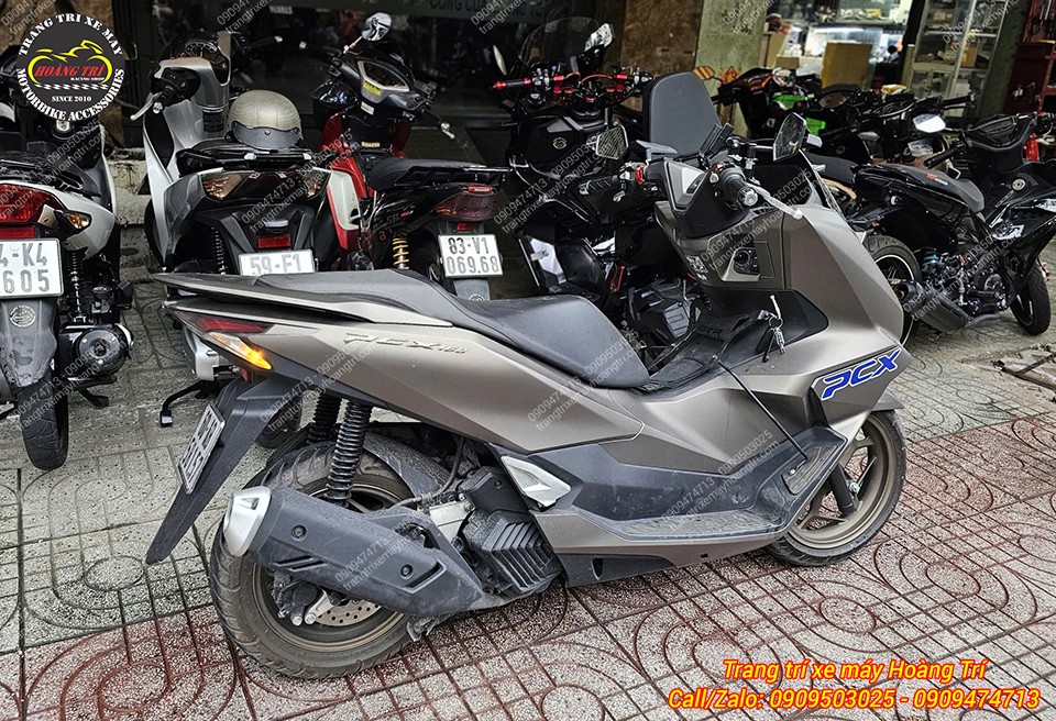 Góc phải PCX 160 trước nâng cấp giúp dễ dàng so sánh diện mạo sau khi lắp thùng
