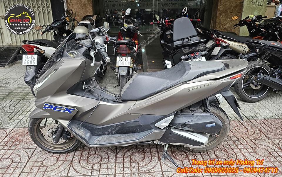 Toàn cảnh bên trái PCX 160 nguyên bản trước khi bổ sung cặp thùng hông nhập Indonesia