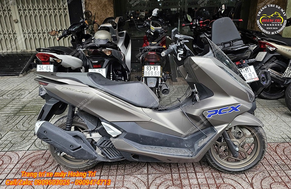 Góc bên phải cho thấy PCX 160 chưa trang bị thùng hông, tổng thể gọn gàng