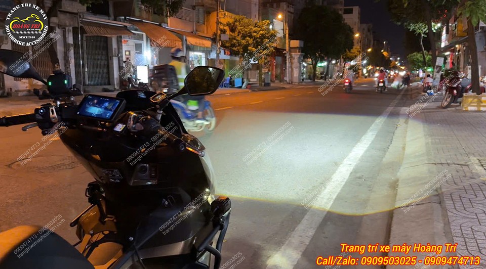 Luồng ánh sáng pha chiếu gần, tập trung, soi rõ đường đi phía trước, giúp người lái tự tin di chuyển