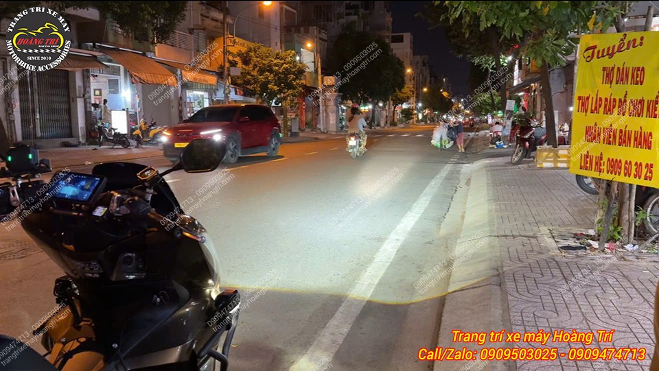 Thêm đèn chiếu xa với ánh sáng mạnh mẽ vượt trội trên đường, mang đến sự an toàn tối đa