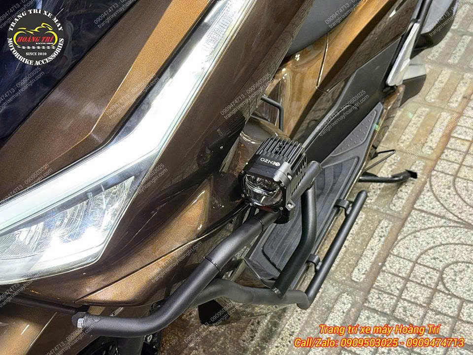 Đèn trợ sáng CX80 bố trí sát dàn áo, tận dụng khung chống đổ làm vị trí lắp đặt
