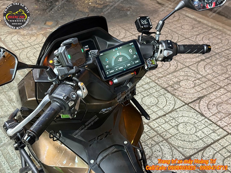 Khu vực tay lái PCX 160 nổi bật với màn hình Chigee, giá đỡ điện thoại và nhiều tiện ích khác