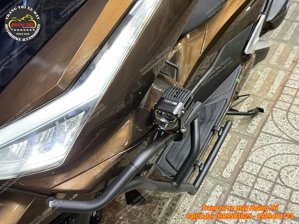 Khung bảo vệ PCX 160 kết hợp đèn Kenzo CX80 tạo vẻ cứng cáp cho phần thân trước