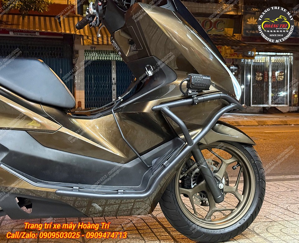 Góc nghiêng cho thấy khung chống đổ ôm dọc thân PCX 160, kết hợp đèn trợ sáng